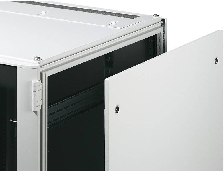 Servergehäuse mit geöffneter Tür, zeigt Innenraum mit Halterungen. Geeignet zur Kühlung und sicheren Aufbewahrung von Technik.