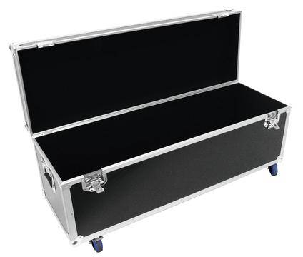 Schwarzer Transportkoffer mit offenem Deckel, silbernen Kanten und blauen Rollen, geeignet zur Aufbewahrung von Ausrüstung oder Instrumenten.
