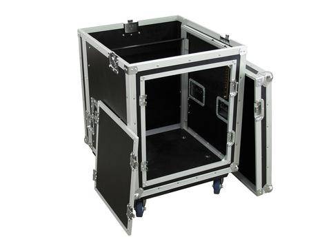 Ein offener, leerer Flightcase mit zwei Türen und Rollen, geeignet für den sicheren Transport von empfindlichem Equipment.