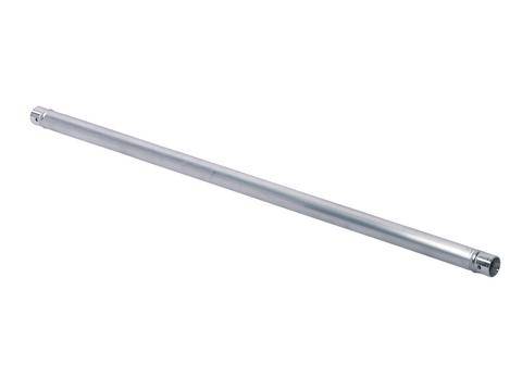 Ein langer, schmaler Metallzylinder, möglicherweise Teil eines Rohrsystems oder Werkzeugs, auf weißem Hintergrund.