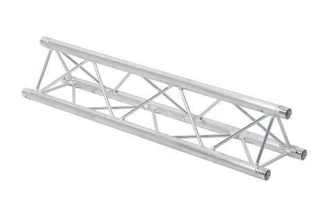 Ein silbernes Aluminiumgerüst mit dreieckigem Querschnitt, das oft für Bühnen- oder Beleuchtungsanwendungen verwendet wird.