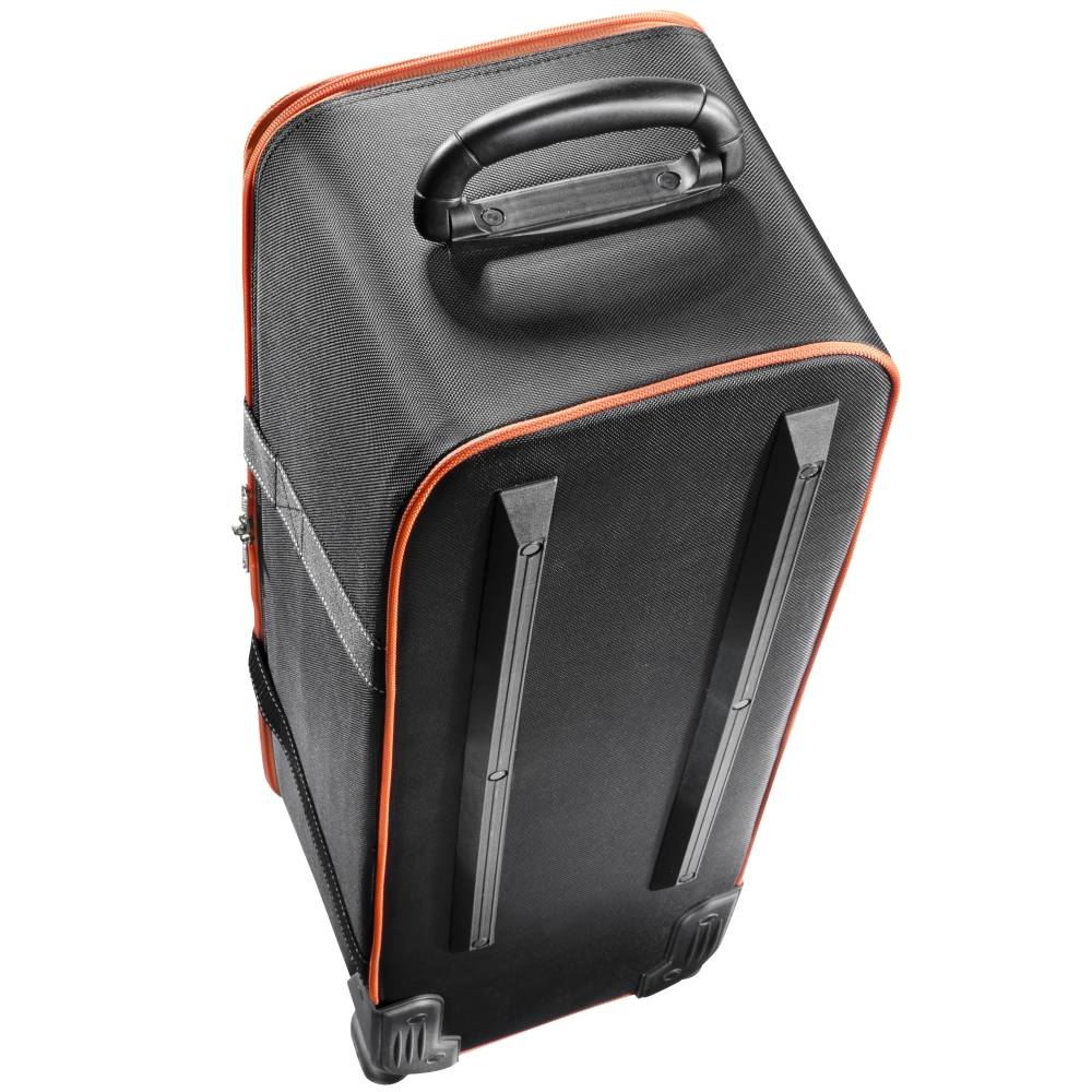 Ein schwarzer Rollkoffer mit orangenen Akzenten, von oben betrachtet. Er hat einen schwarzen Griff und zwei Rollen an der Unterseite.