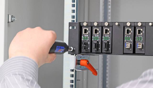 EFB Elektronik 39850.1 19 Zoll Netzwerkschrank-Befestigungsmaterial