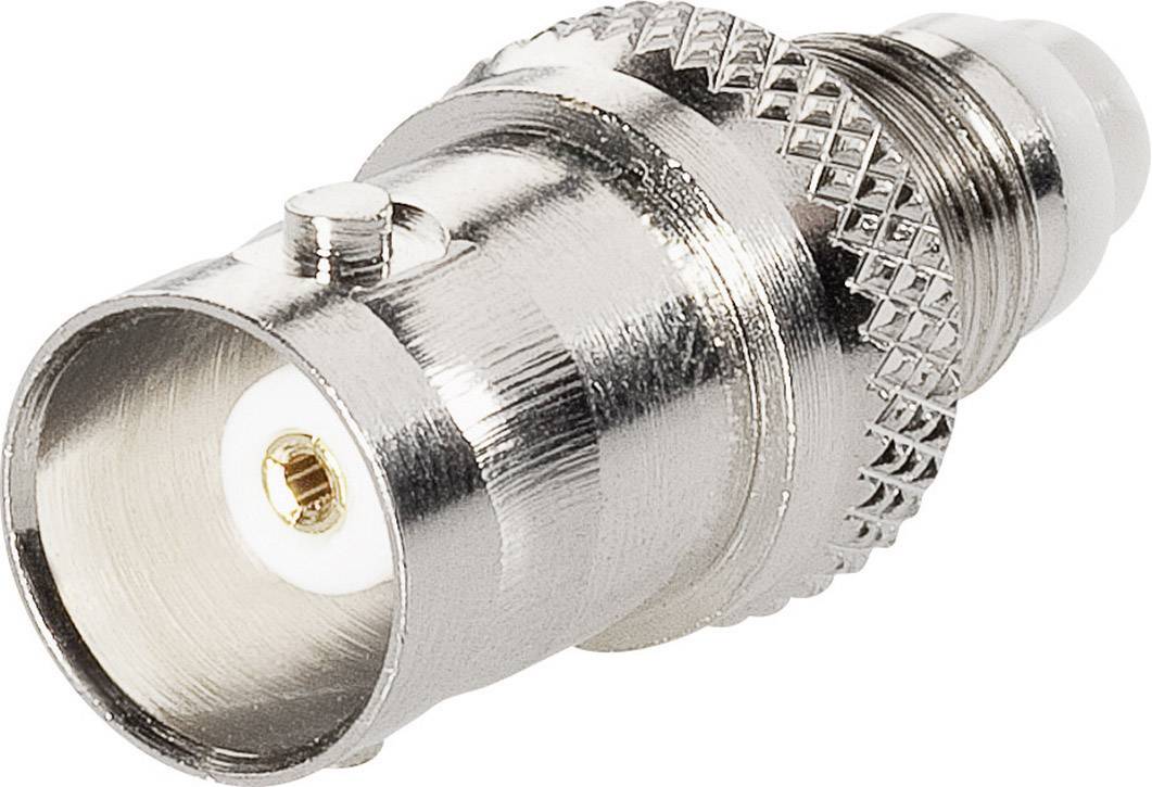 Ein silberner Adapterstecker mit gerändelter, metallischer Oberfläche.