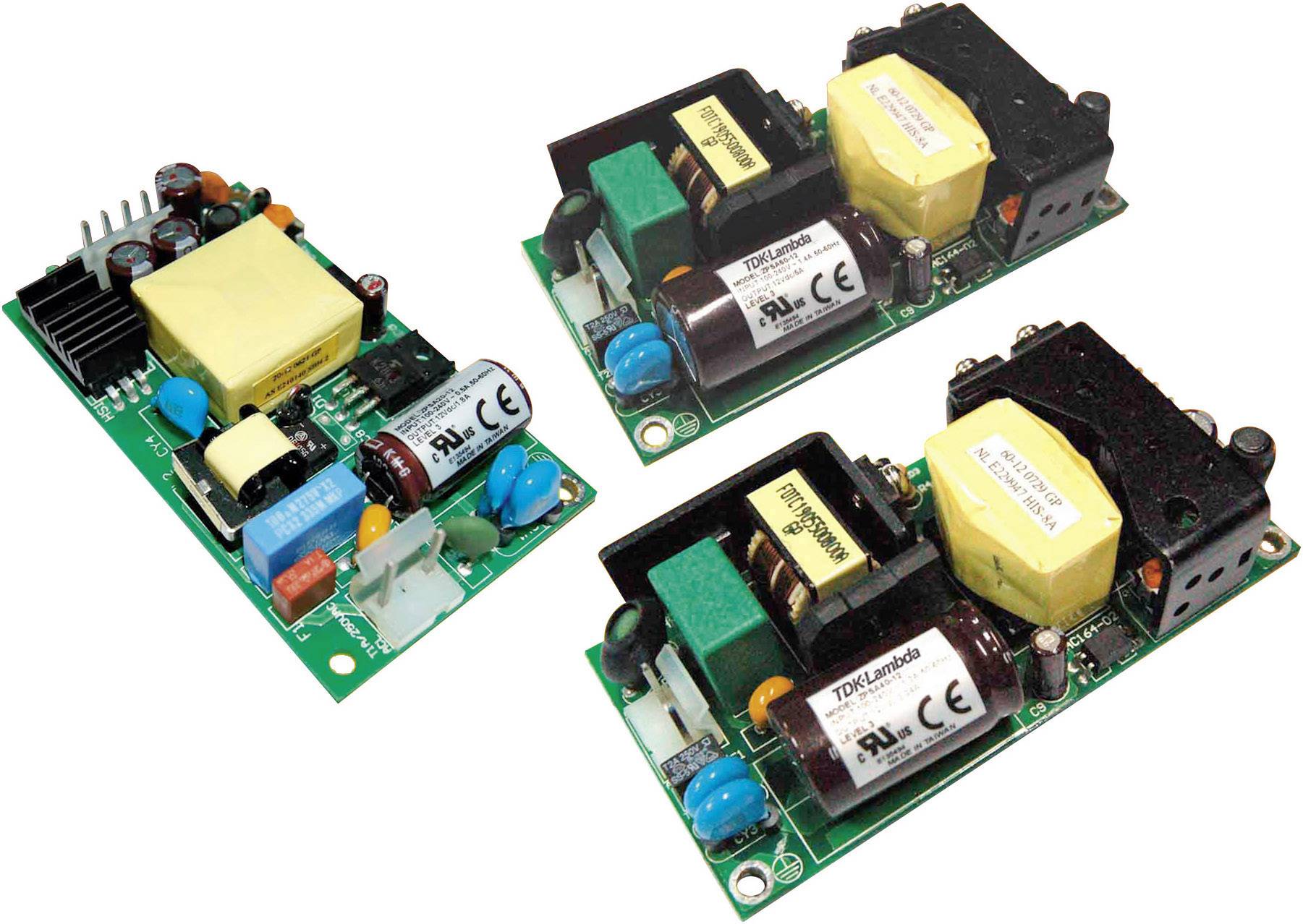 Elektronische Leiterplatten mit verschiedenen farbigen Komponenten und Kondensatoren, teilweise mit 'CE'-Kennzeichnung. Geeignet für Geräteenergieversorgung.