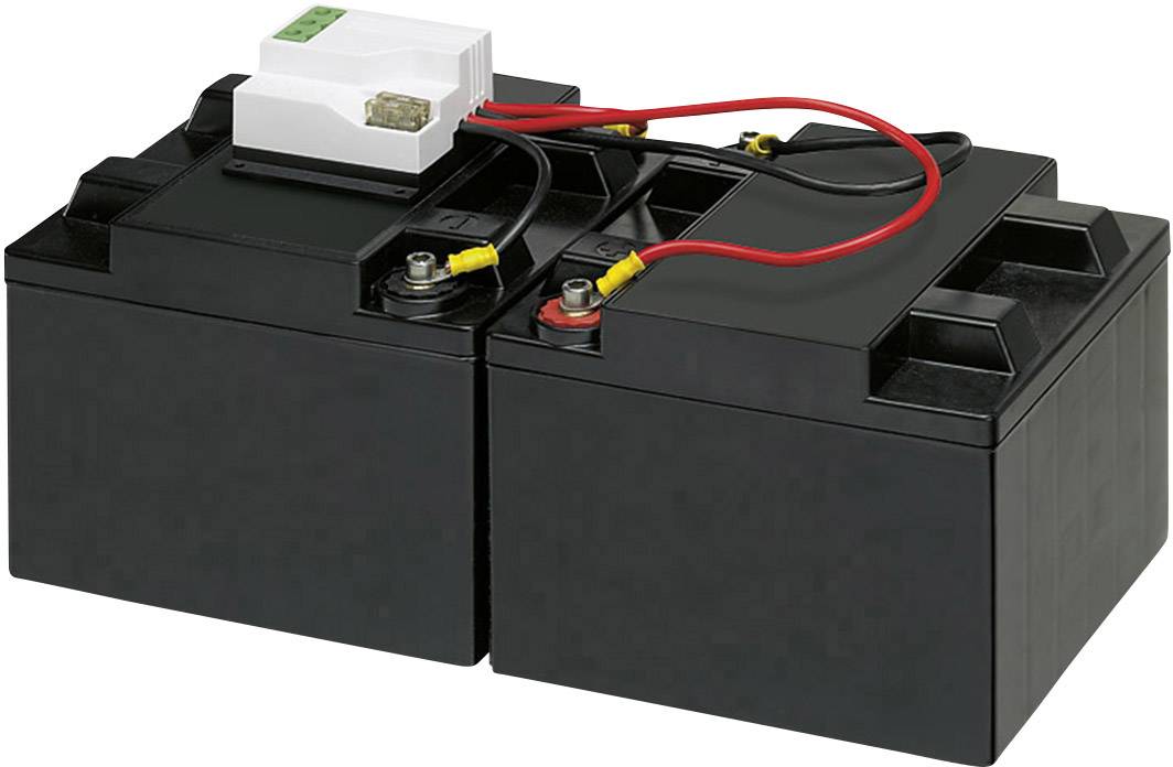 Zwei verbundene schwarze Batterien mit roten und schwarzen Kabeln, die an ein kleines weißes Gerät auf den Batterien angeschlossen sind.