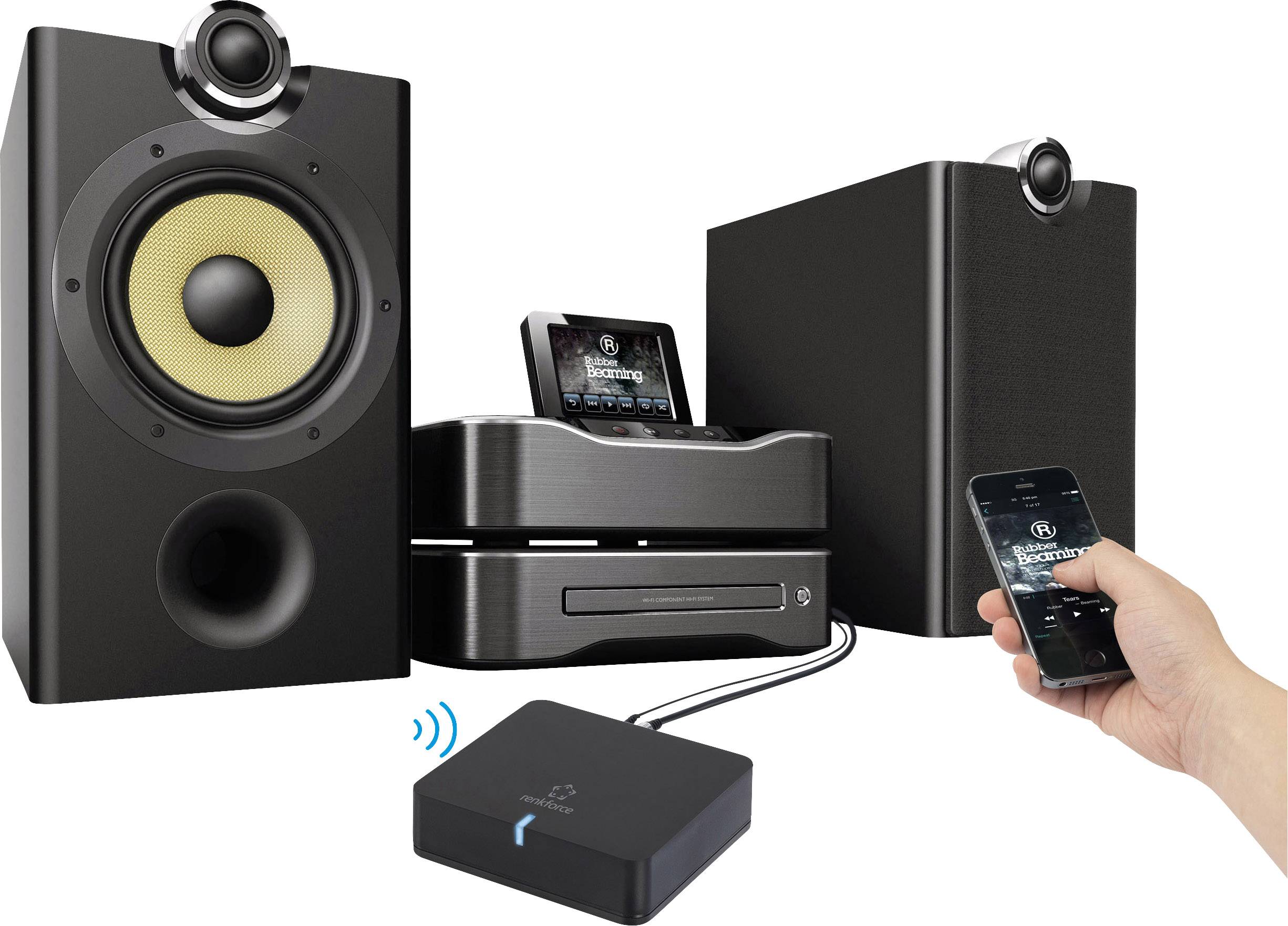 Ein Soundsystem mit Lautsprechern, einem Empfänger und einer Person, die ein Smartphone zur Steuerung des Audios verwendet.