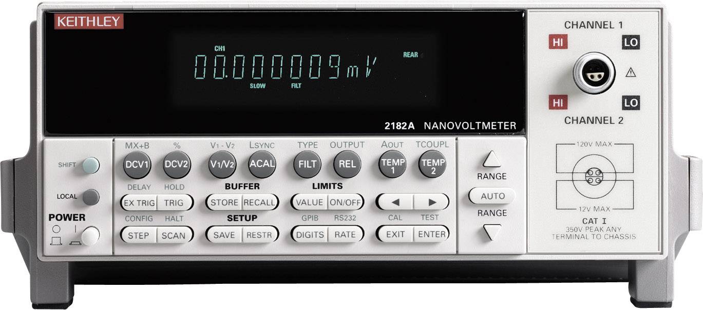 'Keithley 2182A Nanovoltmeter' zeigt digitale Anzeige von gemessener Spannung, mehrere Bedienelemente und Eingangsoptionen.