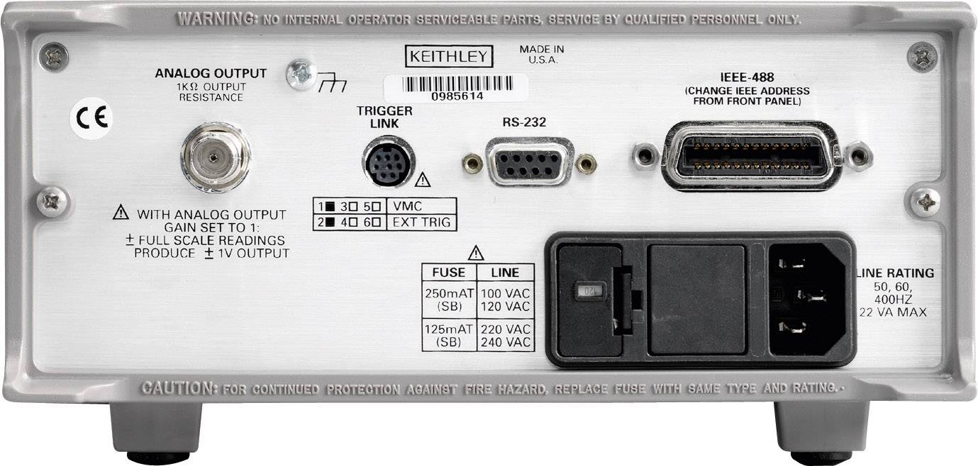 Rückseite eines elektronischen Messgeräts mit diversen Anschlüssen: Triax, RS-232, IEEE-488. Warnhinweise und Bedienungshinweise sichtbar.