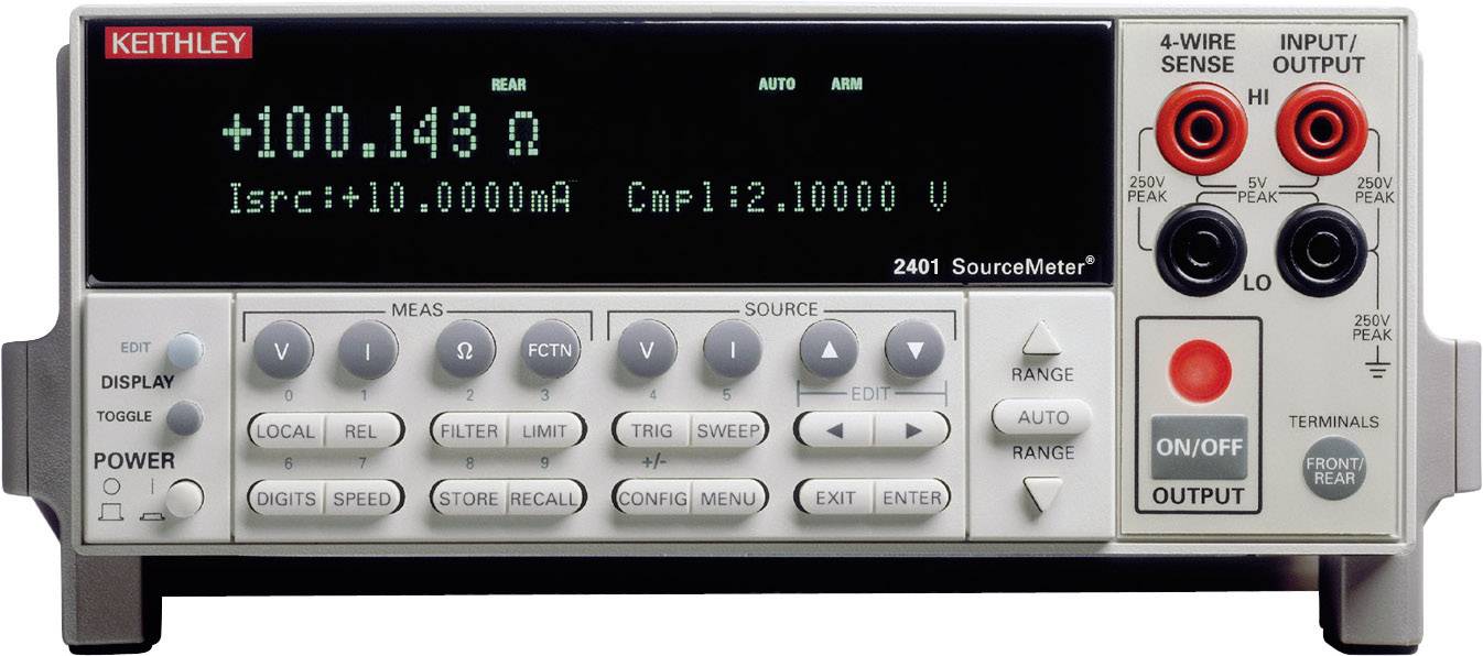 Ein Keithley 2401 SourceMeter zeigt einen Widerstand von +100,143 Ω bei einem Strom von 10,0000 mA. Bedientasten und Anschlüsse sichtbar.