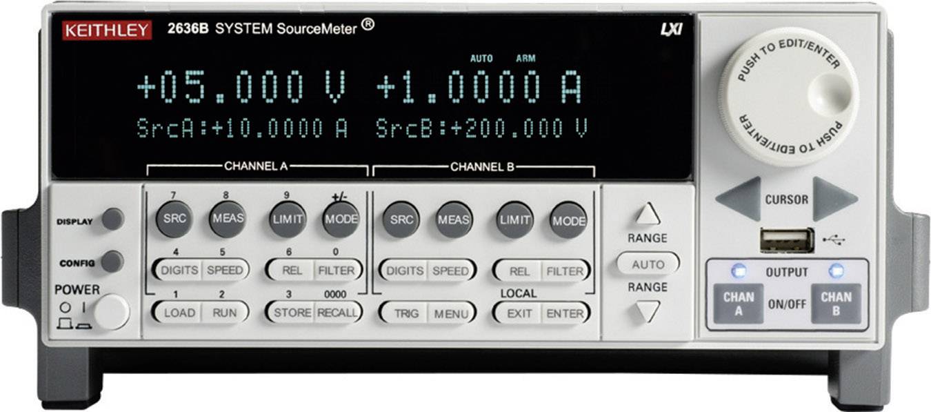 Ein SourceMeter-Gerät mit zwei Kanälen zeigt +05,000 V und +1,0000 A an. Zahlreiche Tasten für Einstellungen und Messungen.
