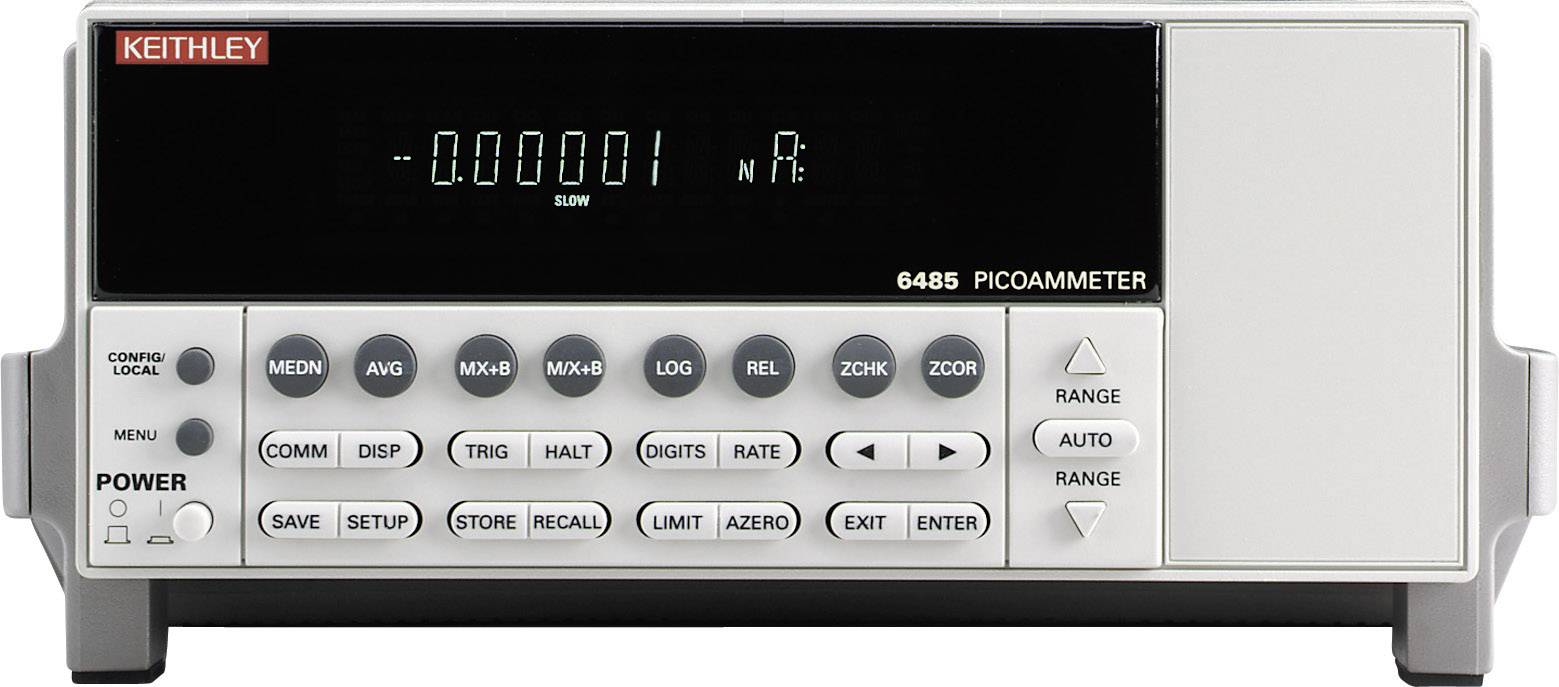 Ein Keithley 6485 Picoamperemeter mit digitaler Anzeige zeigt einen Strom von 0,000001 nA. Steuertasten und Reichweiteneinstellungen darunter.