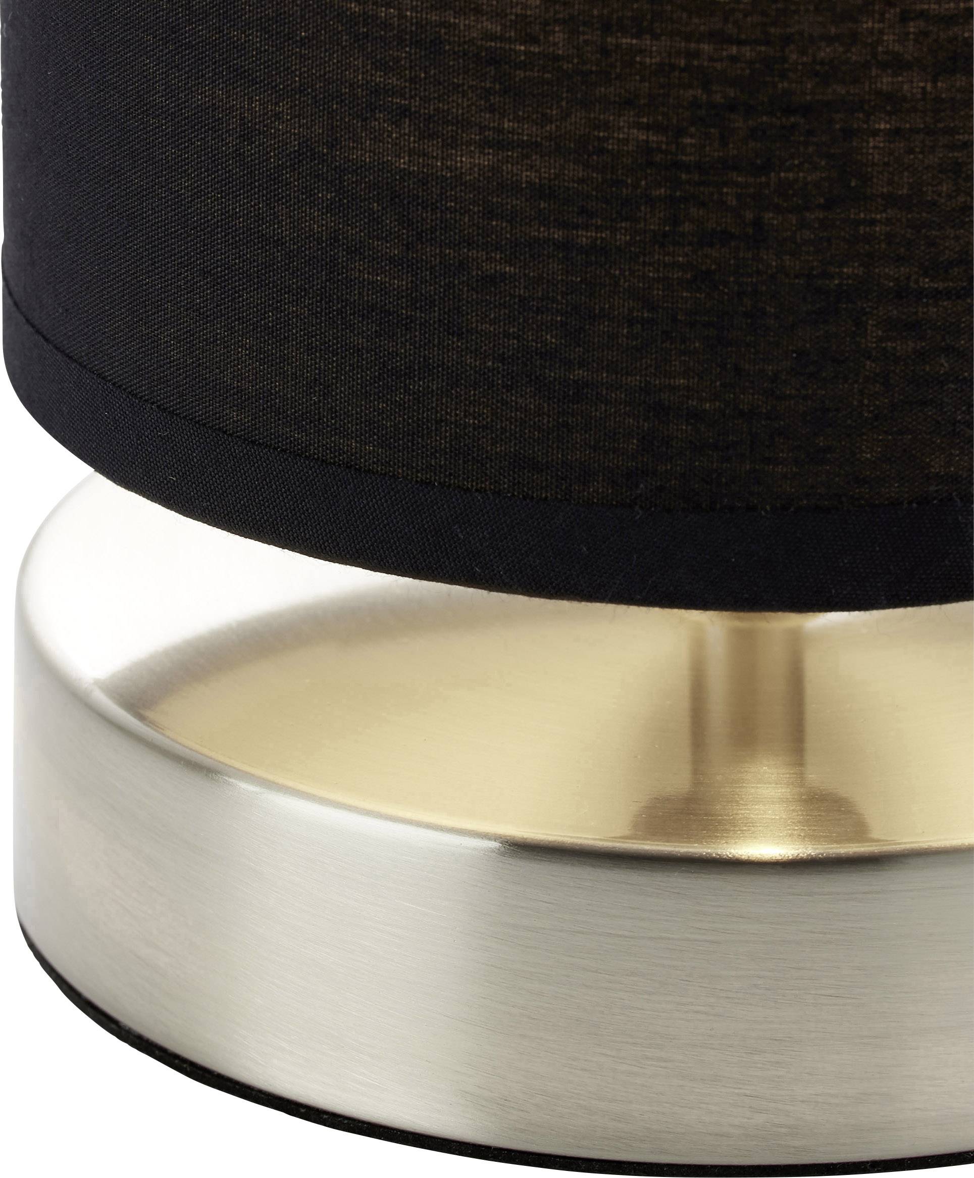 Ein schwarzer Lampenschirm mit einem breiten, glänzenden, silberfarbenen Sockel. Die Lampe wirkt modern und elegant.