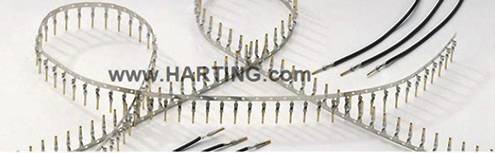 Metallpins und Kabel sind in Schleifen und parallelen Reihen angeordnet. Die Website 'www.HARTING.com' ist in der Mitte sichtbar.
