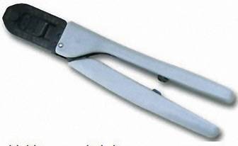 Zange mit grauen Griffen auf weißem Hintergrund, wird typischerweise zum Crimpen von Kabeln verwendet.