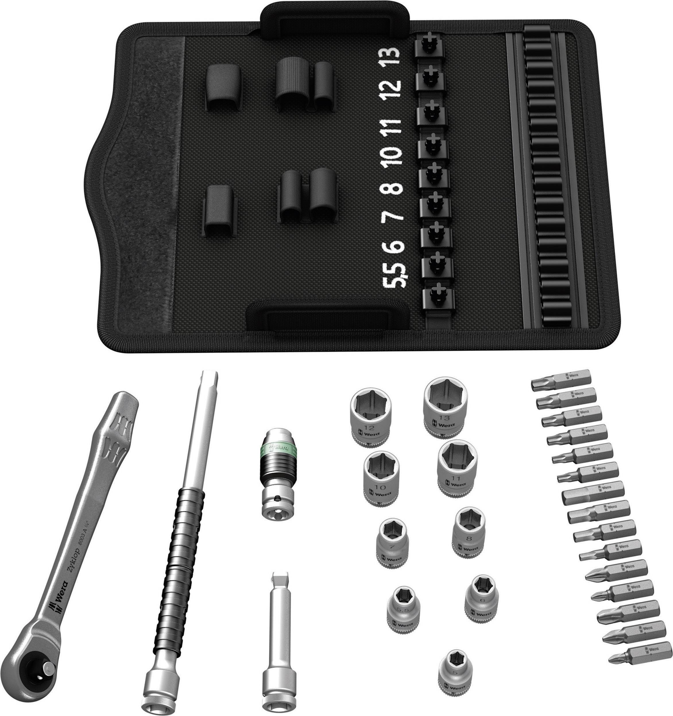 Satz von Steckschlüsseln und Bits. Enthält eine Ratsche, Verlängerungen, Adapter und Stecknüsse in Größen von 5 bis 13.