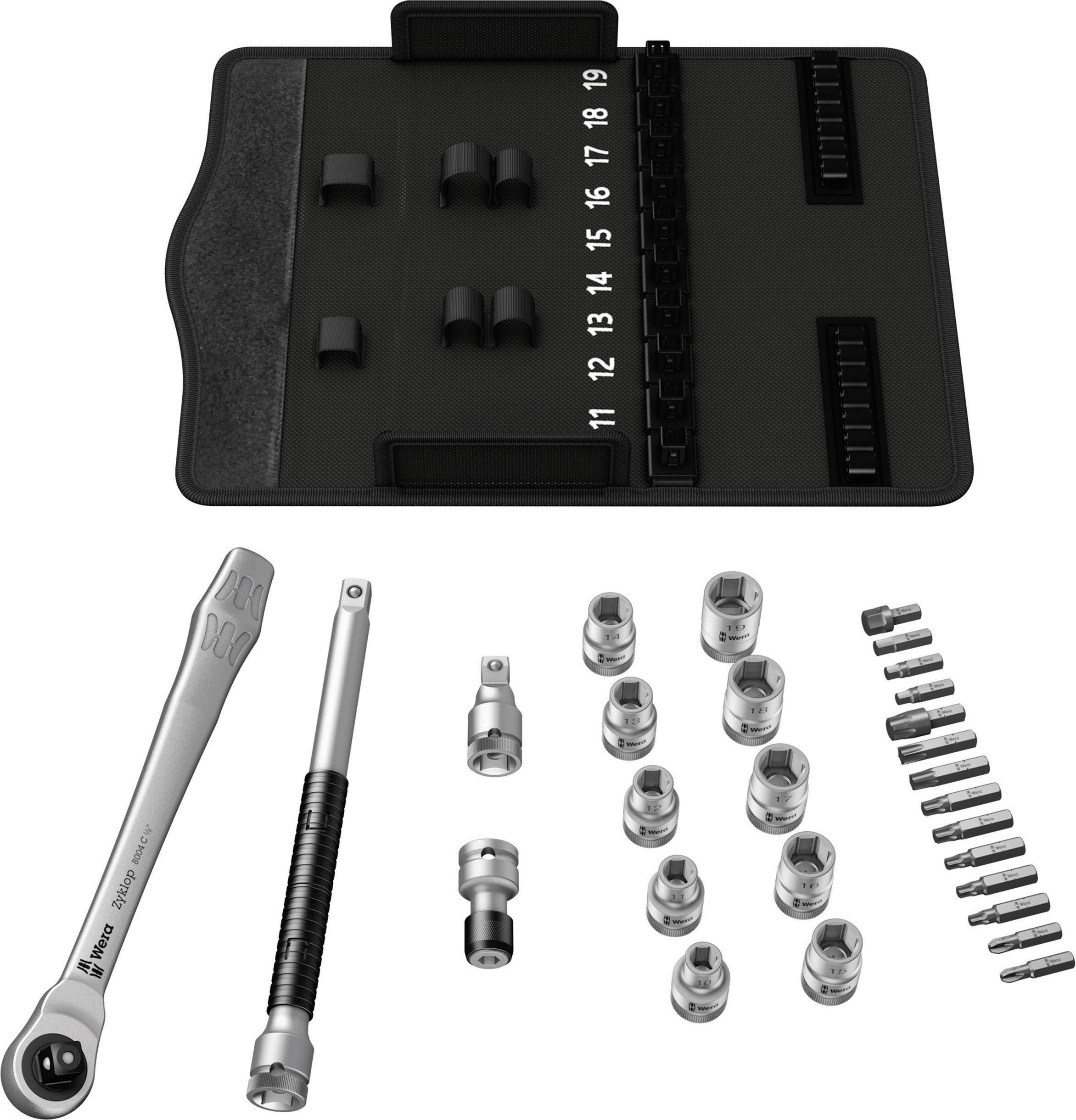 Steckschlüsselsatz mit Ratsche, Verlängerungen und Bits, sorgfältig organisiert auf einem schwarzen Halter mit Zahlen beschriftet.