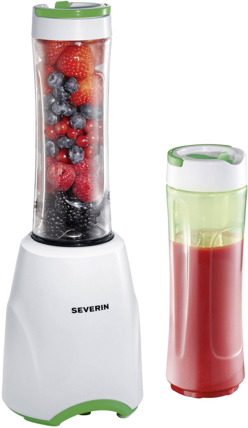 Ein weißer Standmixer mit klarer Kanne, gefüllt mit roten und blauen Beeren. Daneben ein weiterer Behälter mit rotem Saft.