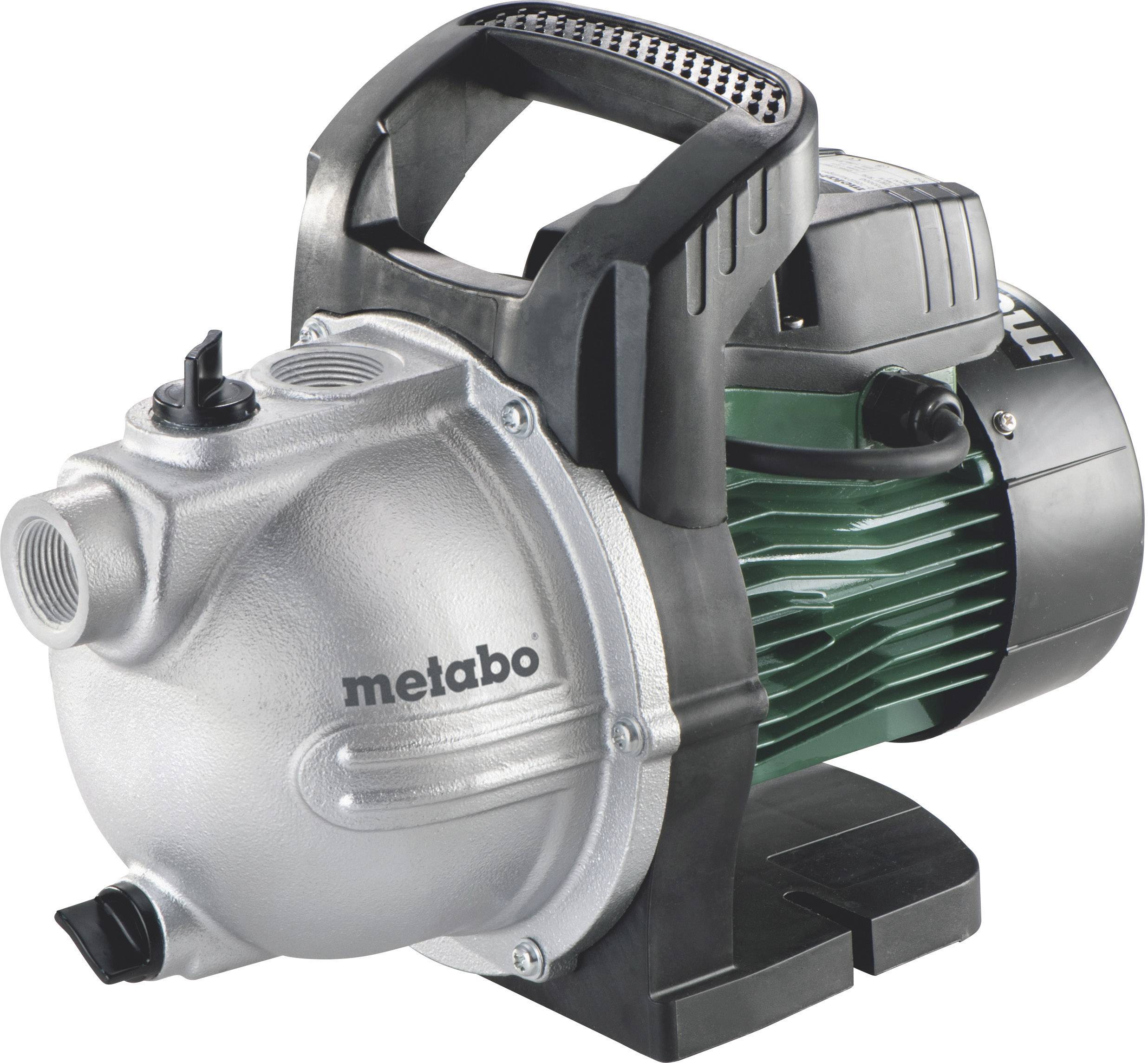 Eine silberne Wasserpumpe mit schwarzem Griff und grünem Motor. Marke 'Metabo' auf dem Gehäuse.