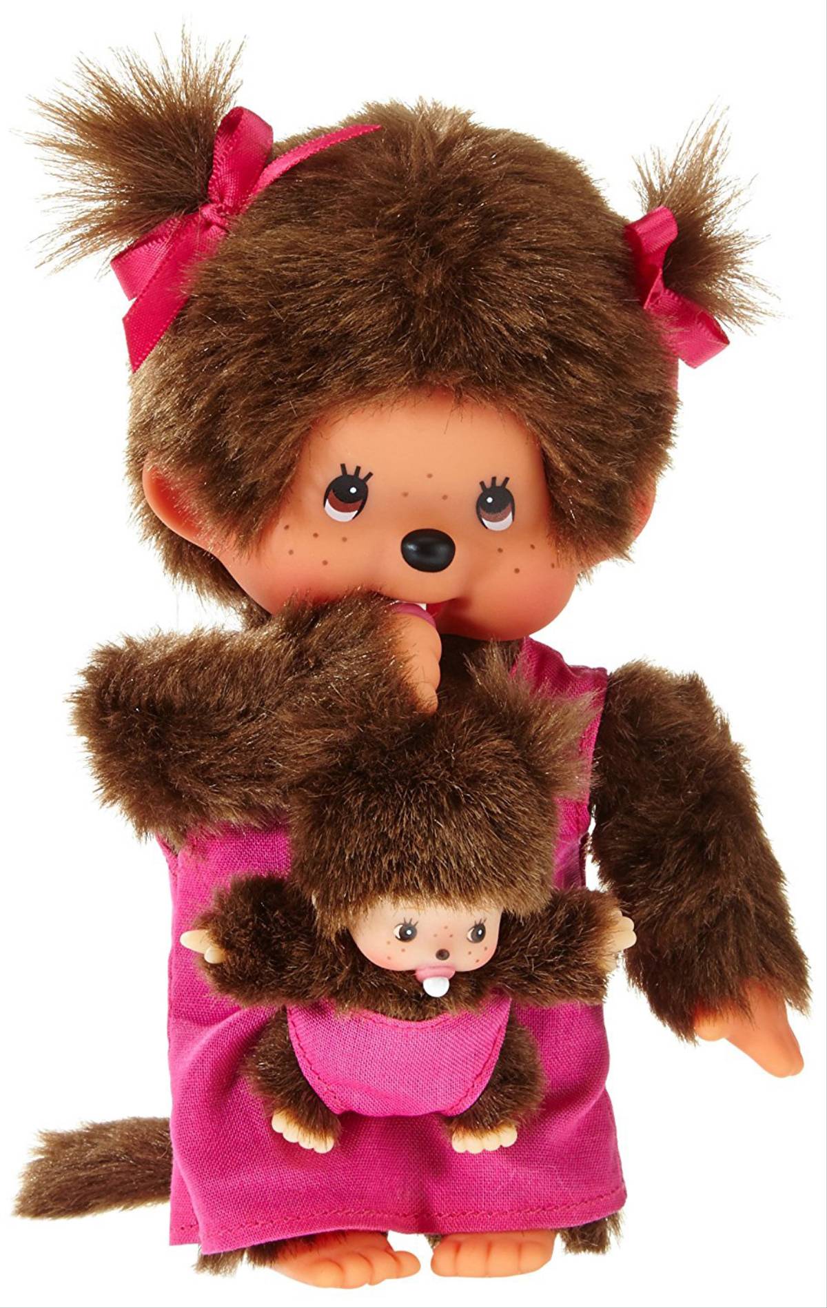 Ein Plüschtier mit braunem Fell, das einen pinken Overall trägt. Es hält ein kleineres, ähnliches Plüschtier in einer Tasche vor sich.