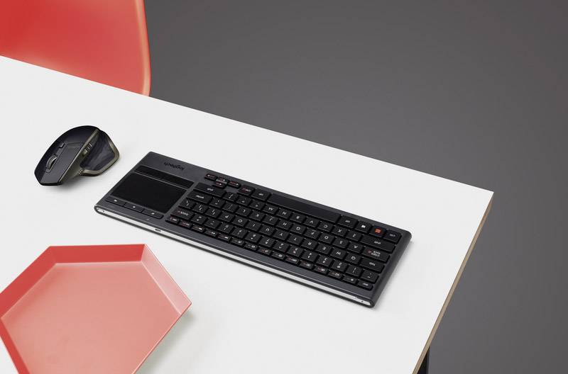 Logitech K830 Illuminated Living-Room Keyboard Funk Tastatur Deutsch, QWERTZ Schwarz Beleuchtet, Integriertes Touchpad, Maustasten