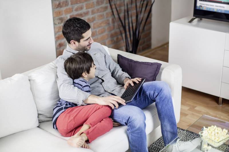 Logitech K830 Illuminated Living-Room Keyboard Funk Tastatur Deutsch, QWERTZ Schwarz Beleuchtet, Integriertes Touchpad, Maustasten
