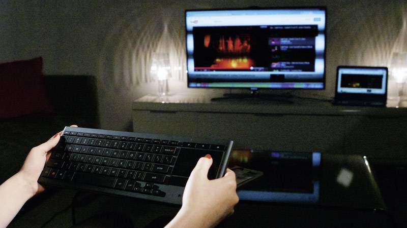 Logitech K830 Illuminated Living-Room Keyboard Funk Tastatur Deutsch, QWERTZ Schwarz Beleuchtet, Integriertes Touchpad, Maustasten