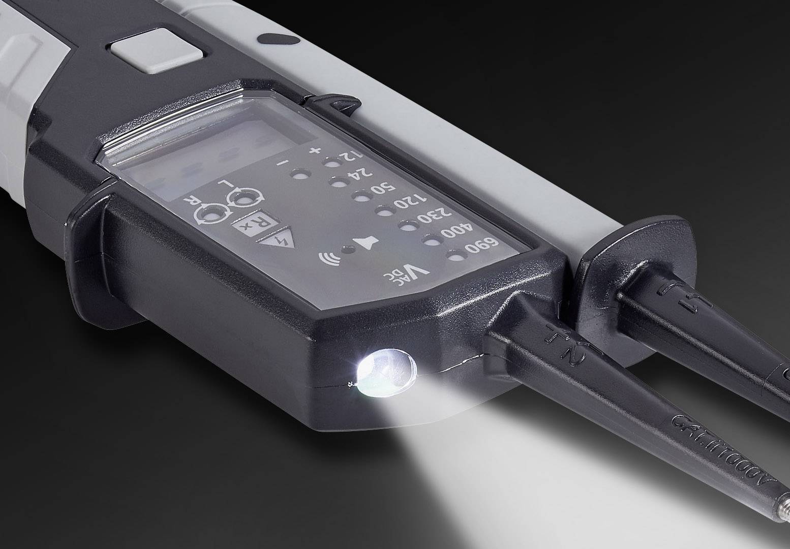 Prüfgerät zur Spannungsmessung mit beleuchtetem Display und zwei Sonden, verwendet für elektrische Sicherheitsüberprüfungen.