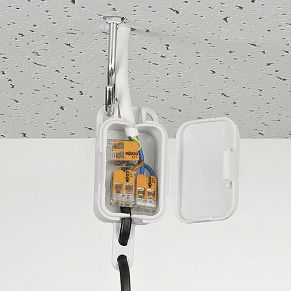 Eine geöffnete Verteilerdose an der Decke zeigt angeschlossene Kabel mit Klemmen, darunter hängen zwei Kabel.
