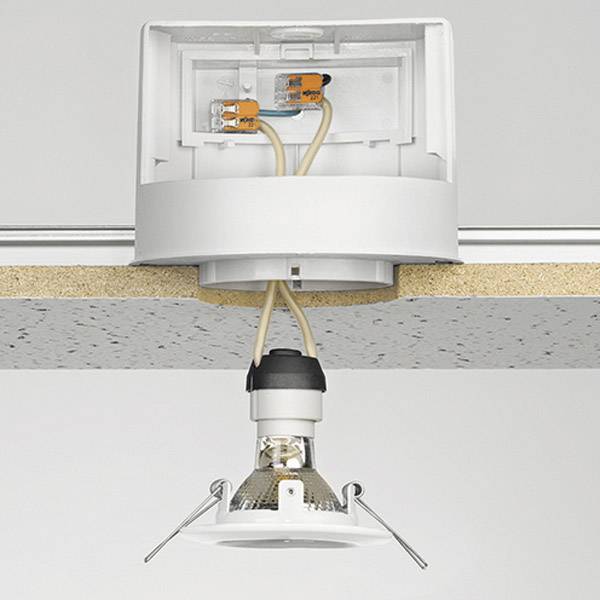 Deckeninstallationsdetail: Offenliegender Deckenausschnitt mit verkabeltem Halogenstrahler, bereit für den Einbau in eine Rasterdecke.