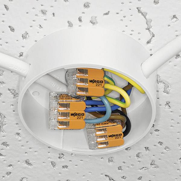 Elektrische Anschlussdose mit mehreren farbigen Kabeln, verbunden durch orangefarbene WAGO-Steckklemmen, an einer Decke montiert.