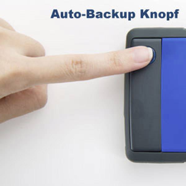Eine Hand drückt einen großen blauen 'Auto-Backup Knopf'.