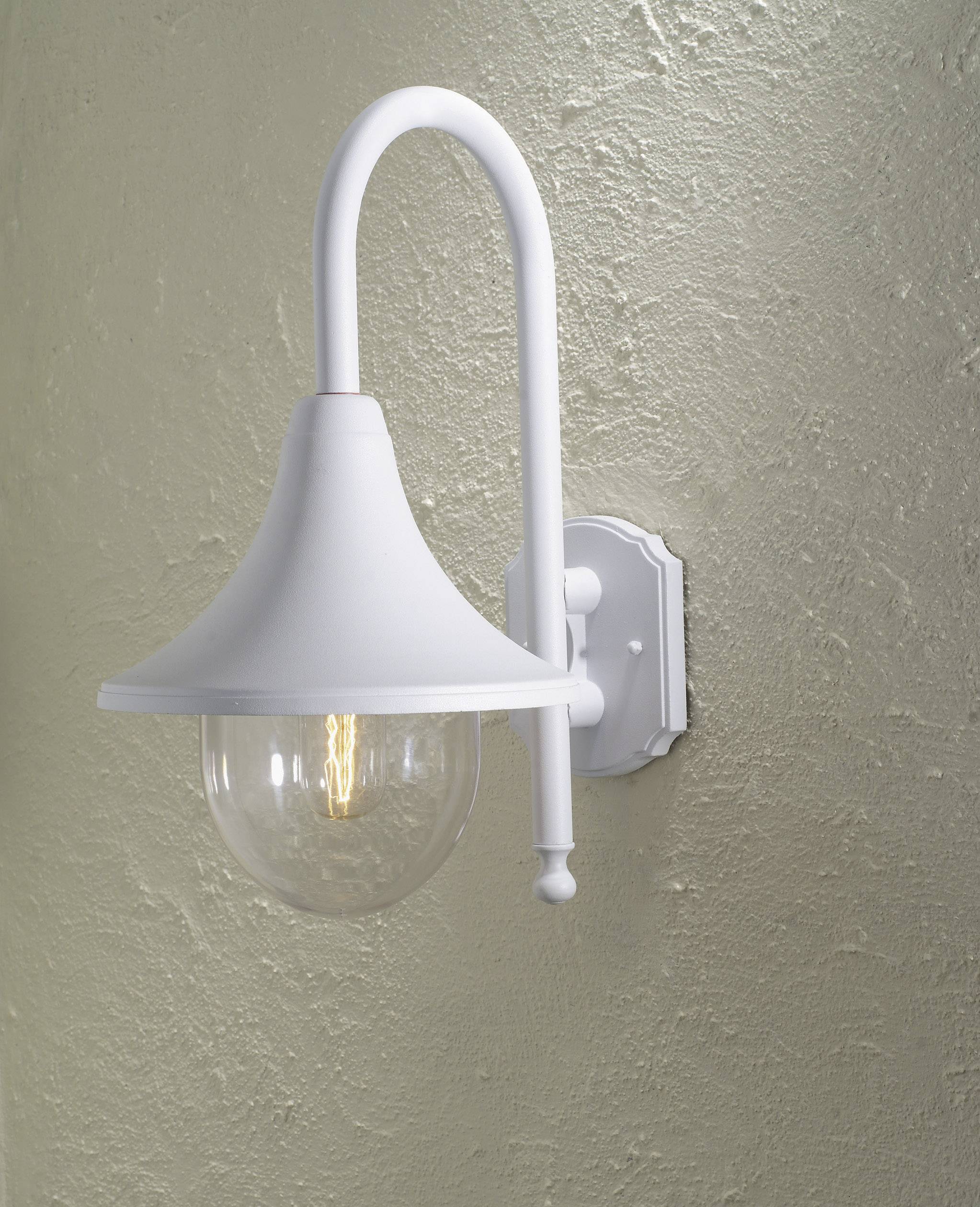 Weiße Wandlampe mit glasüberzogenem Leuchtmittel, montiert an beiger Wand. Lampendesign erinnert an eine Laterne.