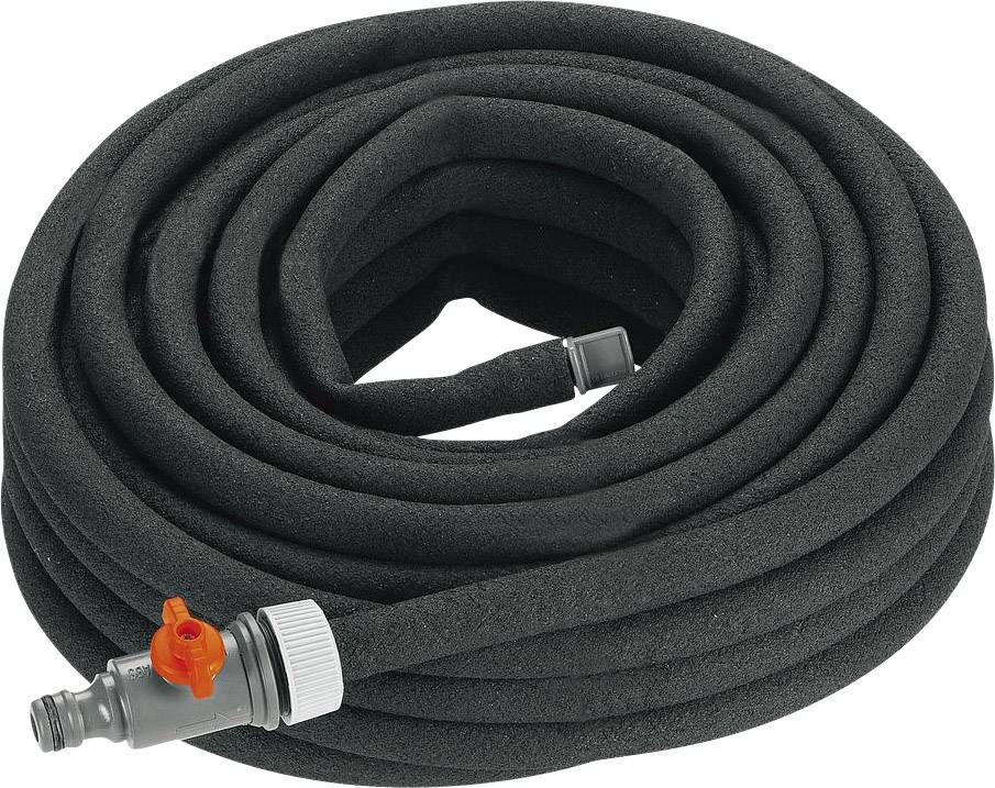 Eine schwarze Tropfschlauchrolle mit einem grauen Anschluss und einem orangen Regler, bereit für die Bewässerung im Garten.