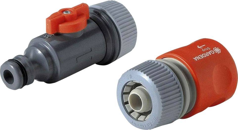 Zwei Gartenbewässerungsanschlüsse. Links ein graues Ventil mit rotem Griff, rechts ein orange-grauer Schlauchadapter.