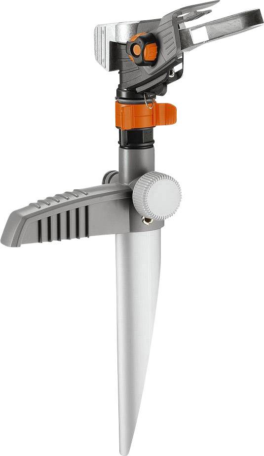 Ein grauer Rasensprinkler mit Metallspieß und orangefarbenen Akzenten; zur Bewässerung von Gärten.