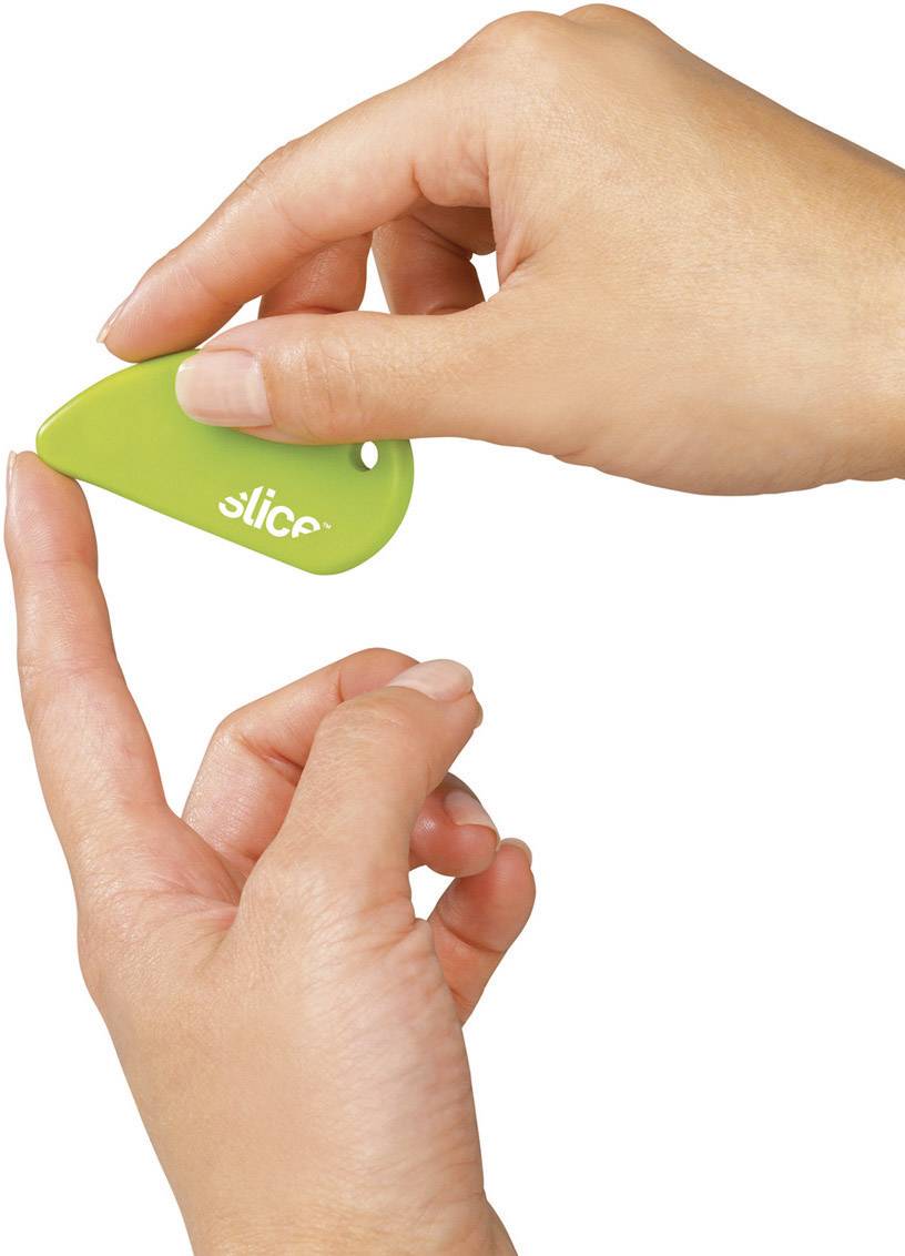 Eine Hand hält einen grünen Mini-Cutter, während die andere Hand ein Stück Papier hält. Der Cutter ist sicher und kompakt.