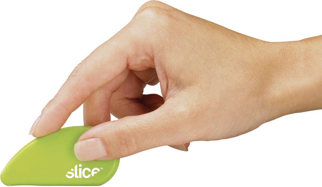 Eine Hand hält einen kleinen, grünen Sicherheitskutter mit der Aufschrift 'slice'. Der Kutter wird zum sicheren Schneiden kleiner Materialien verwendet.