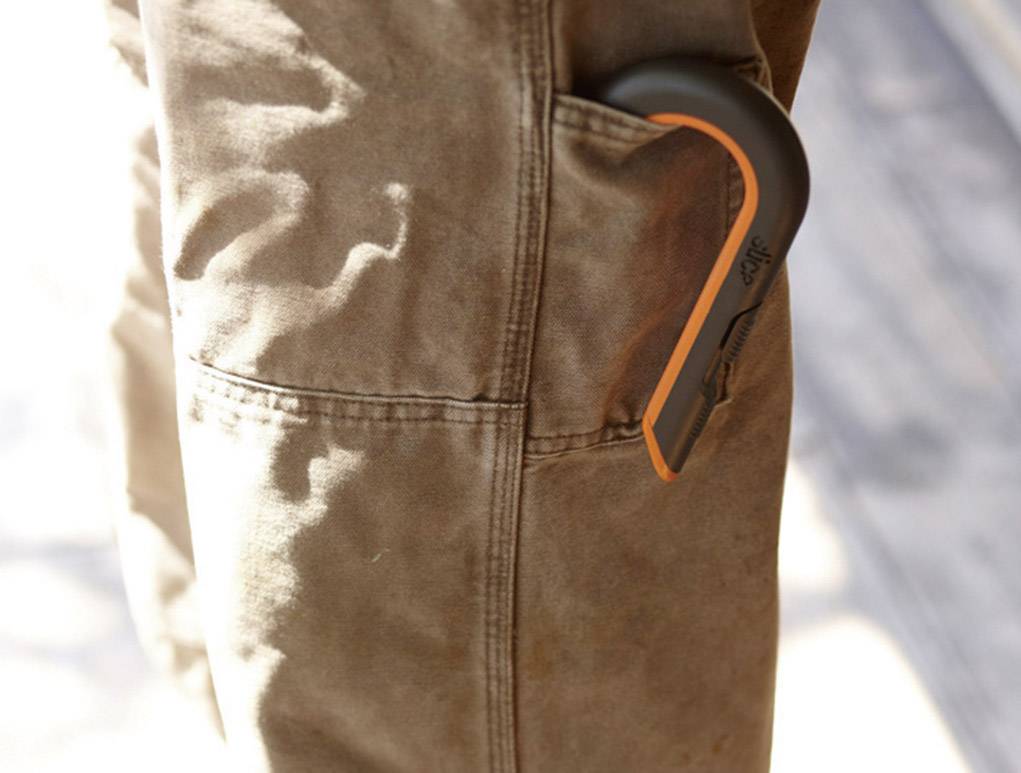 Braune Hose mit einer kleinen schwarzen und orangefarbenen Axt griffbereit in der Seitentasche.