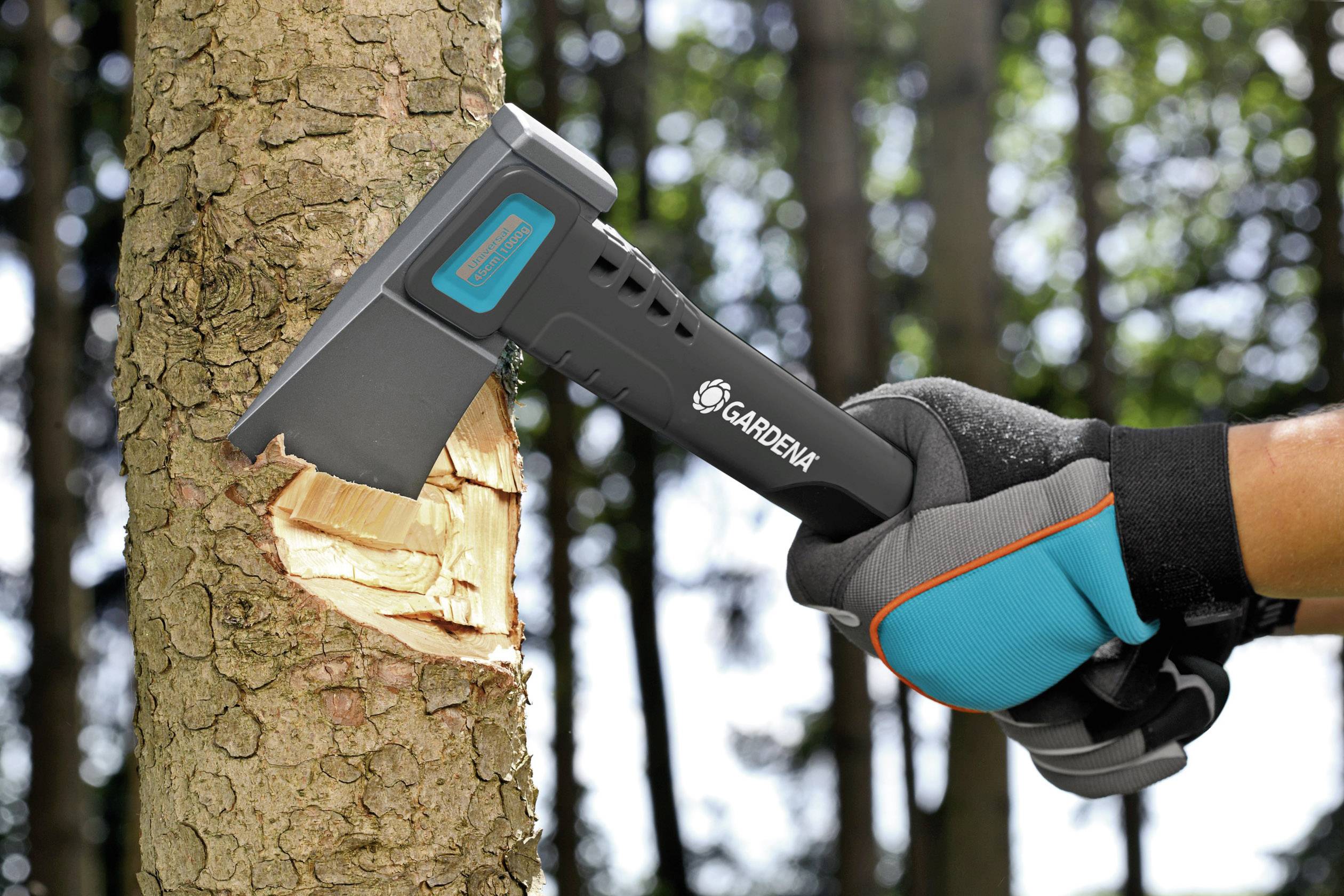 Eine Axt wird von einer Person mit Gartenhandschuhen gehalten und ist in einen Baumstamm geschlagen, um diesen zu fällen.