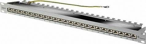 Ein 24-Port Patchpanel aus Metall mit einer grünen Erdungskabelverbindung oben. Geeignet für die Rack-Montage in Netzwerkschränken.