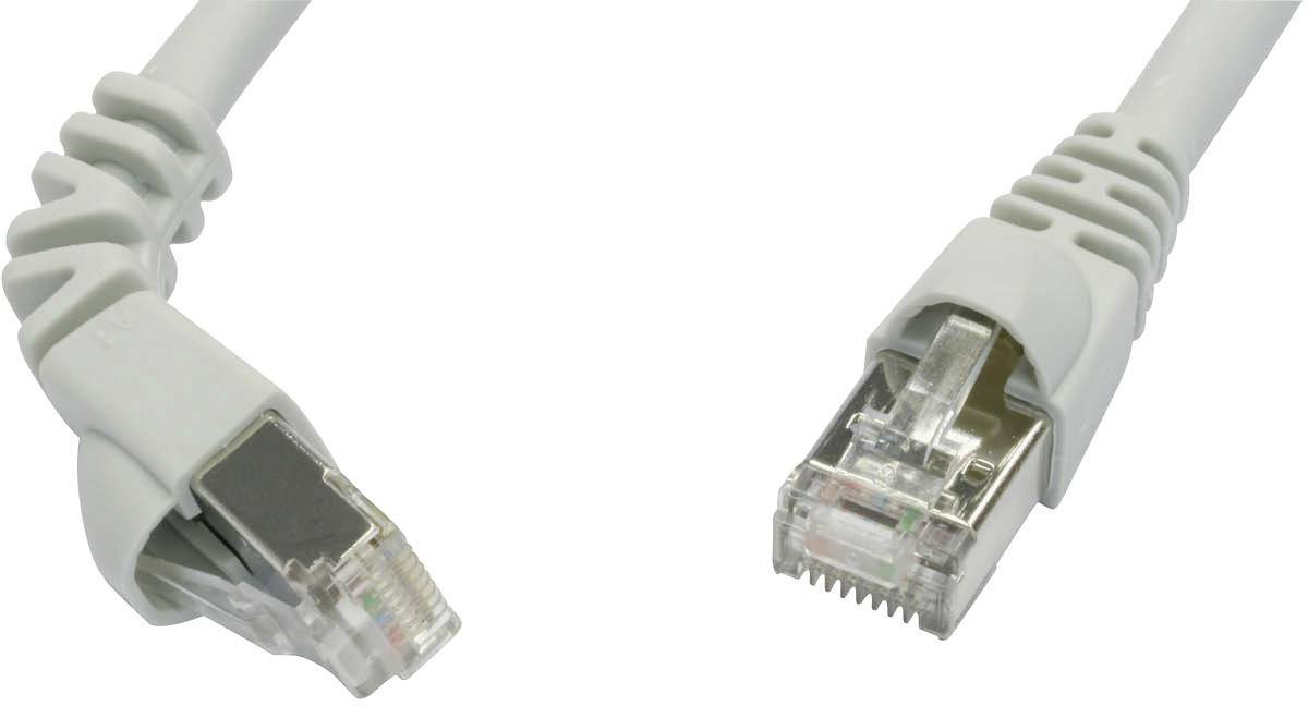 Zwei Netzwerk-Ethernet-Kabel mit RJ45-Steckern auf weißem Hintergrund.