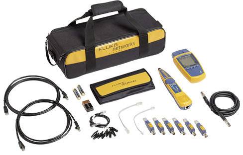 Netzwerktest-Kit mit digitalem Gerät, Kabeln, Adaptern und Tragetasche. Dient zur Fehlerdiagnose und zur Verifizierung von Netzwerkinstallationen.