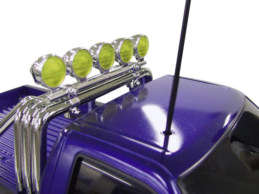 Lila Miniatur-Pickup-Truck-Modell mit fünf gelben Scheinwerfern auf der Dachreling.