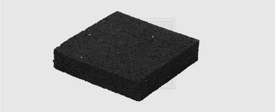Ein schwarzer rechteckiger Schwamm mit grober Textur liegt auf einem hellen Hintergrund.