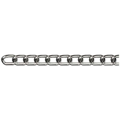 Eine glänzende Metallkette mit ovalen Gliedern, horizontal ausgerichtet auf einem weißen Hintergrund.
