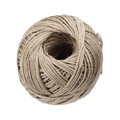 Eine Kugel aus naturfarbenem Bindfaden, eng umwickelt, auf einem hellen Hintergrund.