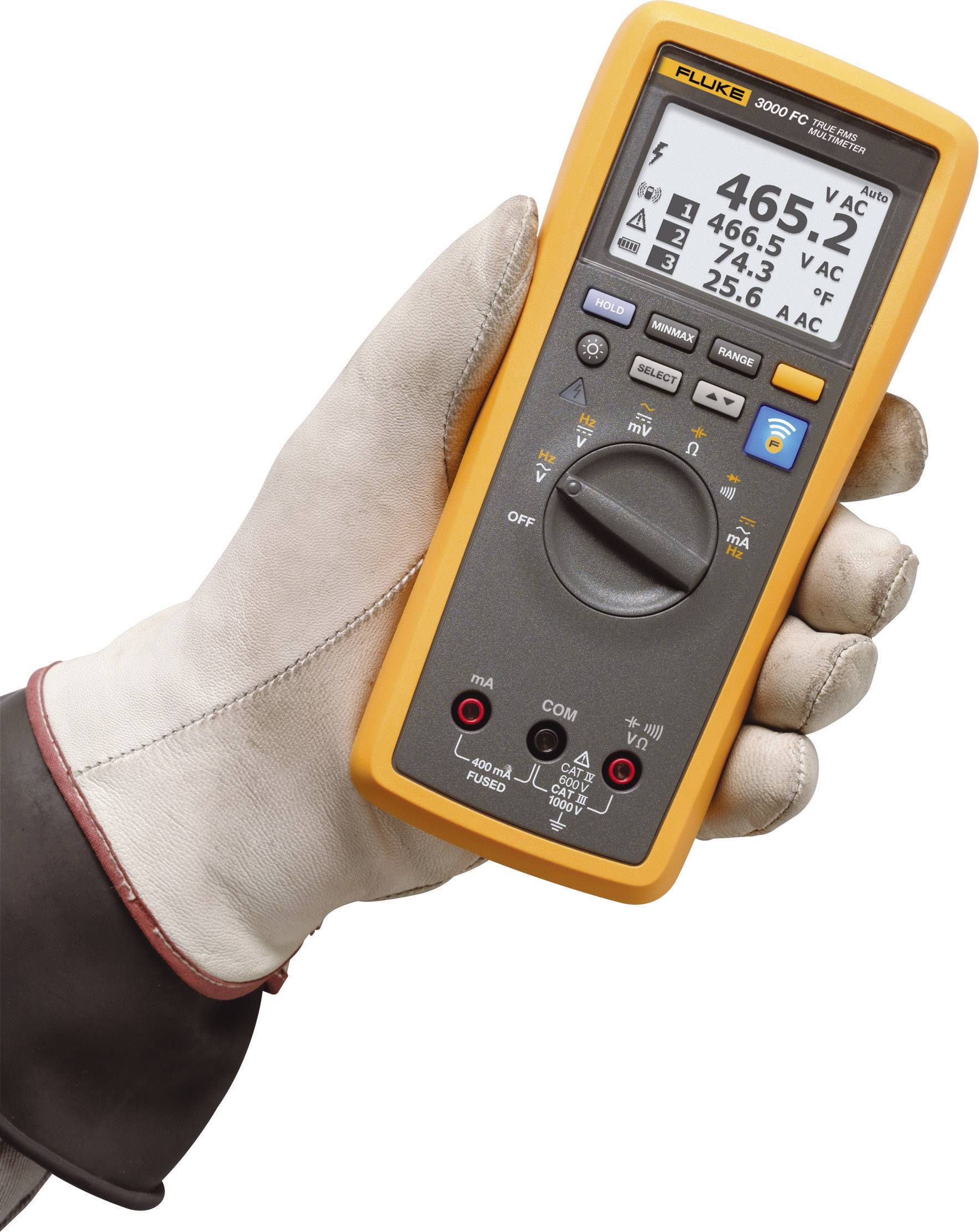 Eine Hand hält ein digitales Multimeter, das Spannungen und Temperaturen anzeigt. Werte auf dem Display: 465.2 V AC, 25.6 °C.