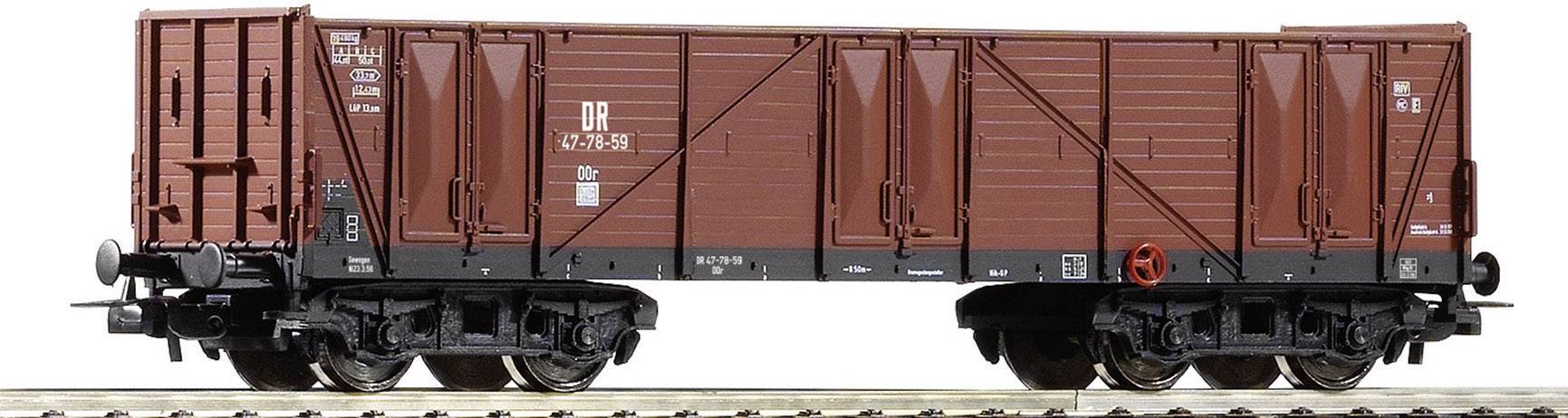 Ein brauner Güterwaggon der Deutschen Reichsbahn auf einem Gleis, seitlich abgebildet mit sichtbaren Details der Konstruktion.