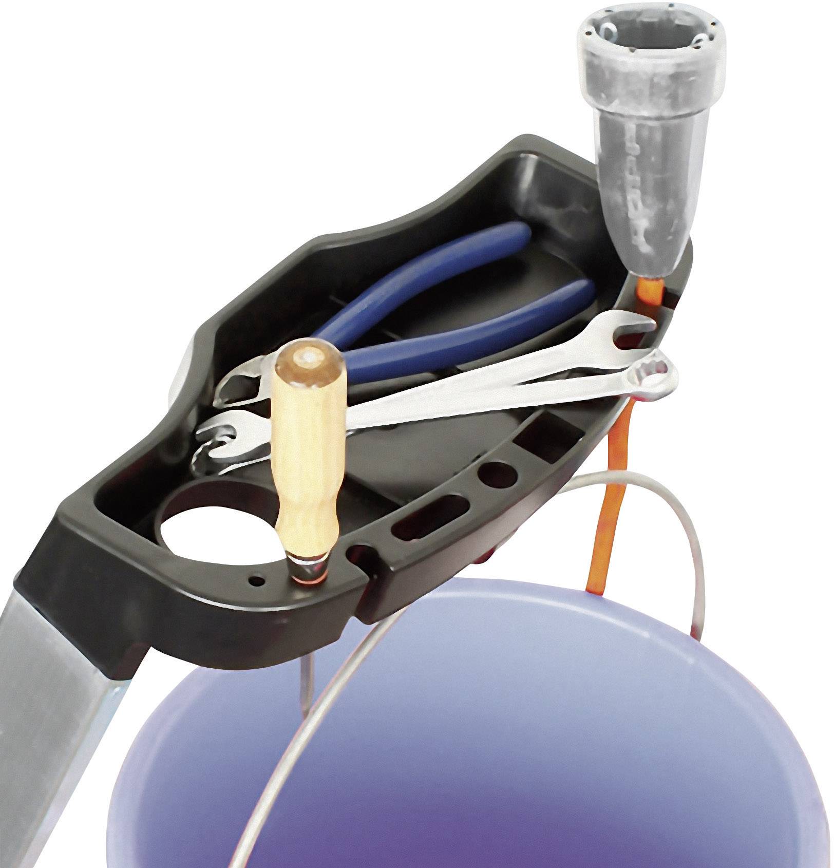 Ein Deckel eines Eimers fungiert als Werkzeughalter, auf dem verschiedene Werkzeuge wie Zange, Schraubenschlüssel und Schraubendreher liegen.